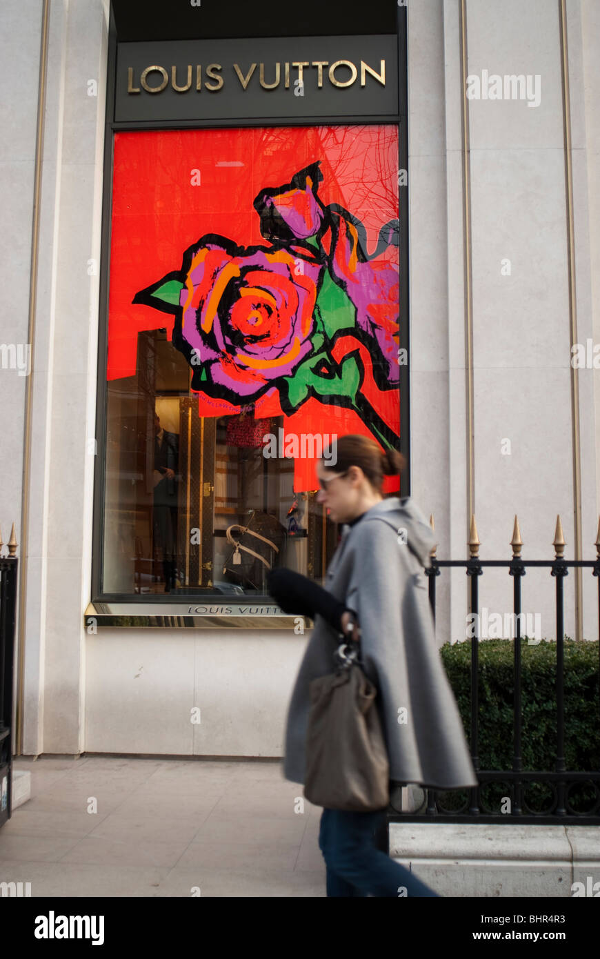 Paris, France, Woman Carrying Louis Vuitton Shopping Bags on Street,  Avenue Montaigne, mode labels, centre fashion Stock Photo - Alamy