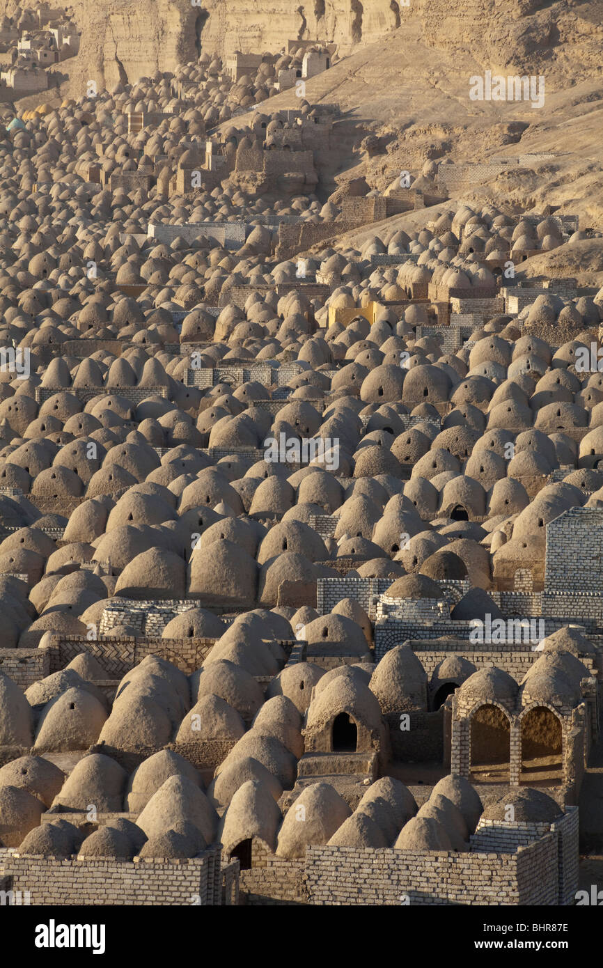 domed mausoleums of Muslim cemetery at Zawiyat al-Amwat, Minya, Egypt Stock Photo