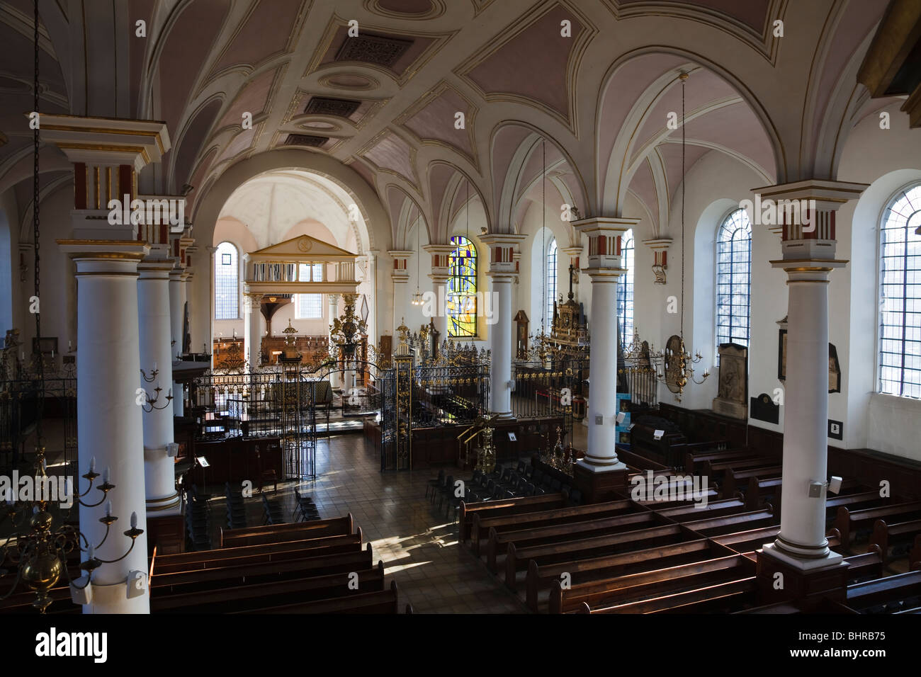 interior-of-derby-cathedral-church-of-all-saints-derbyshire-england