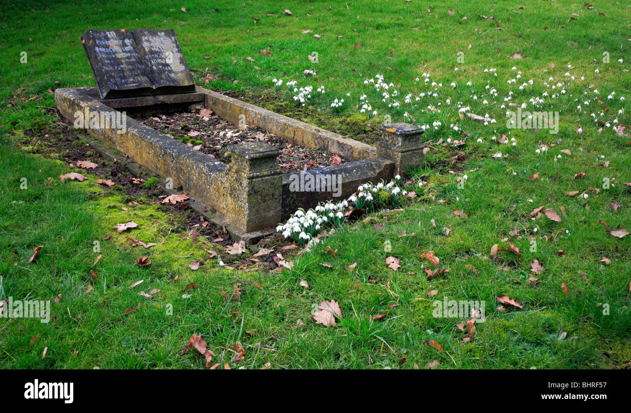 Worn headstone hi-res stock photography and images - Alamy