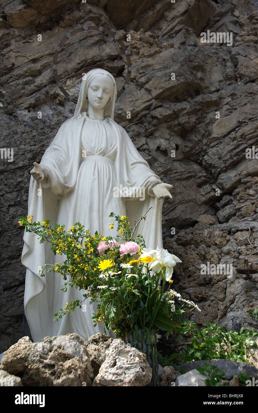 Statue of mary flowers hi-res stock photography and images - Alamy