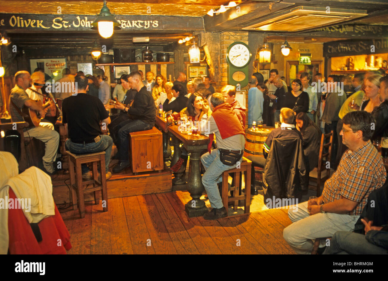 nightlife at the pub The OLiver St. John Gogarty´s at Temple Bar in Dublin,  Republic of Ireland Stock Photo - Alamy