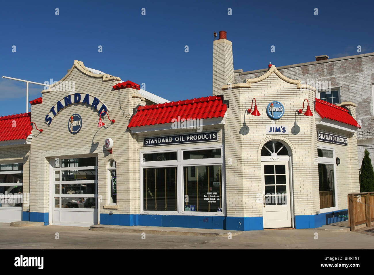 Historical standard gas station hi-res stock photography and images - Alamy