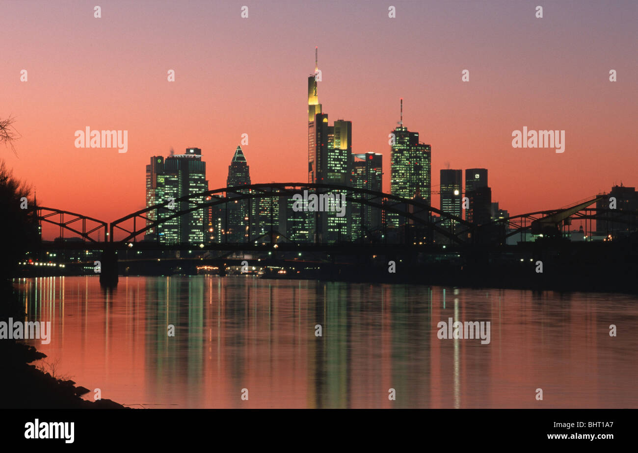 Skyline (Banken Hochhäuser) bei Daemmerung, Eisenbahnbruecke im Vordergrund River Main, skyline (banks, highrise buildings) dusk Stock Photo