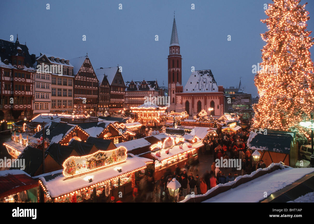 Deutschland, Germany,Frankfurt Frankfurt Weihnachtsmarkt am Römer mit Schnee, bei Dämmerun Stock Photo