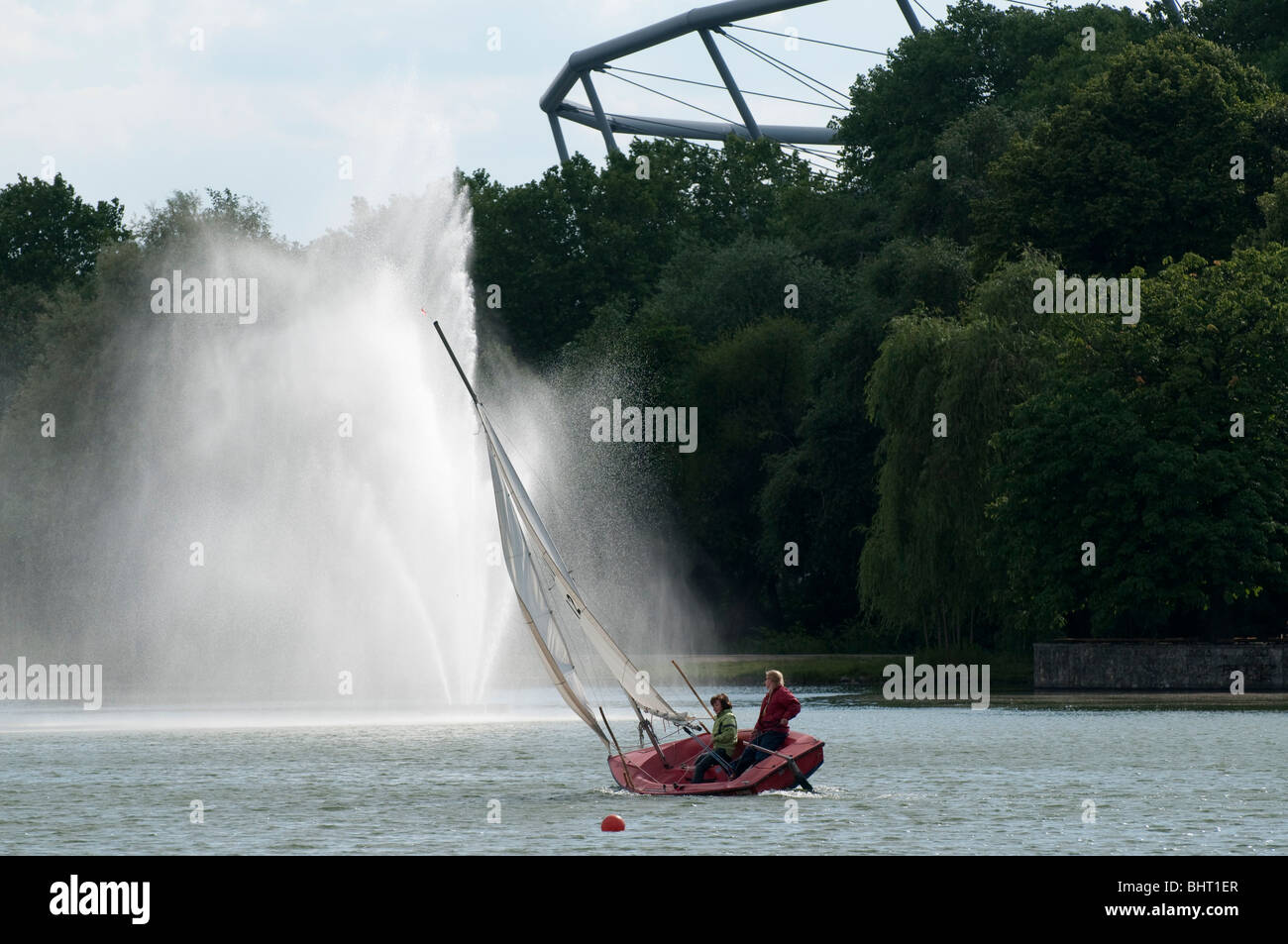 Segelboot und Fontaene auf dem Maschsee, Hannover, Niedersachsen, Deutschland | Hannover, Masch Lake, Germany Stock Photo