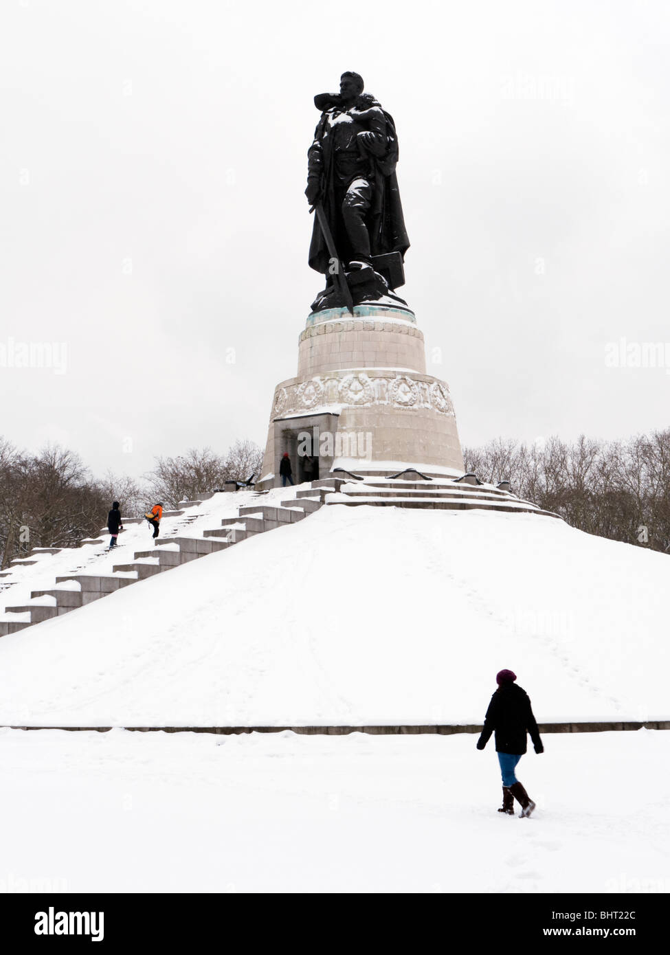 Soviet War memorial in Treptower Park Berlin in the snow in winter 2010 Stock Photo
