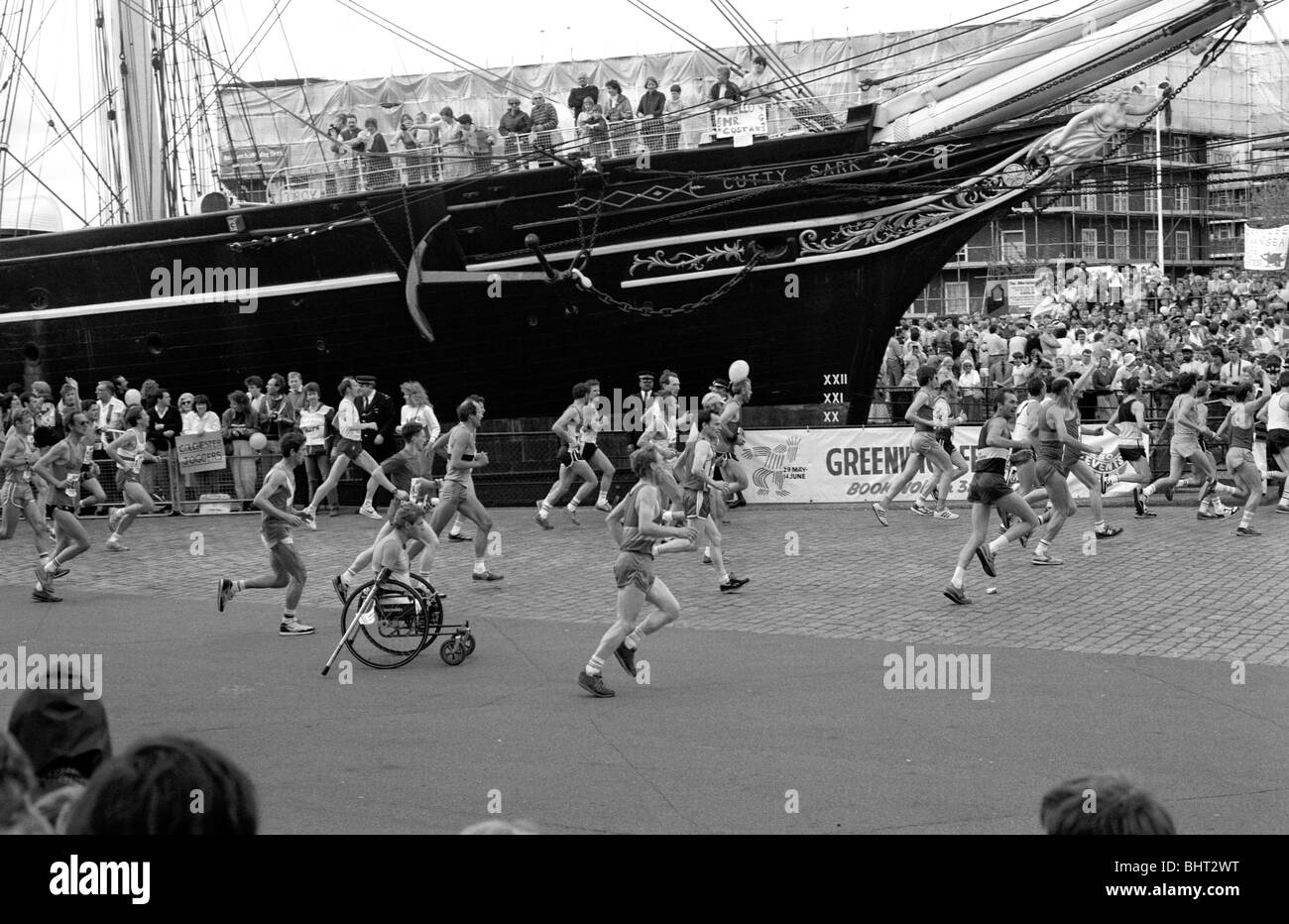 Runners in 1987 London Marathon passing Cutty Sark Stock Photo