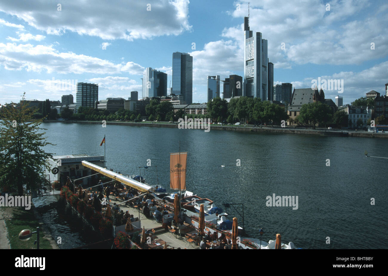 Frankfurt am Main Frankfurt am Main Main, Skyline, Terrassenlokal auf Schiff im Vordergrund River Main, skyline, restaurant on b Stock Photo