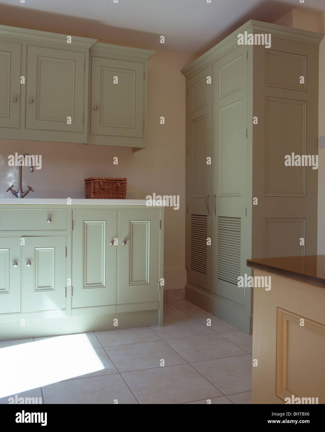 Cream kitchen cabinets hi-res stock photography and images - Alamy