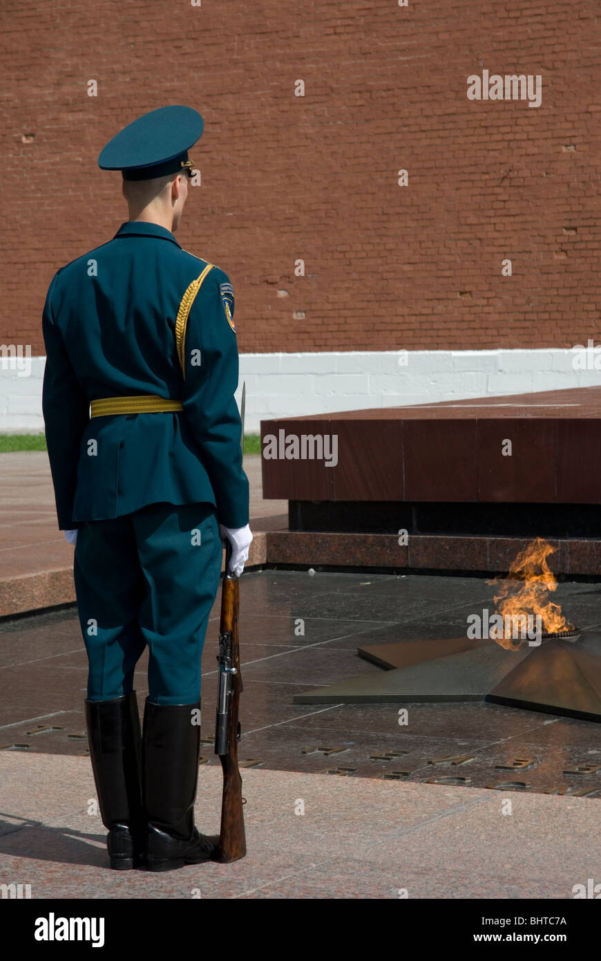 Russian solider standing at the flame of the Tomb of the Unknown Solider in Alexandrovsk Garden, Moscow, Russia Stock Photo