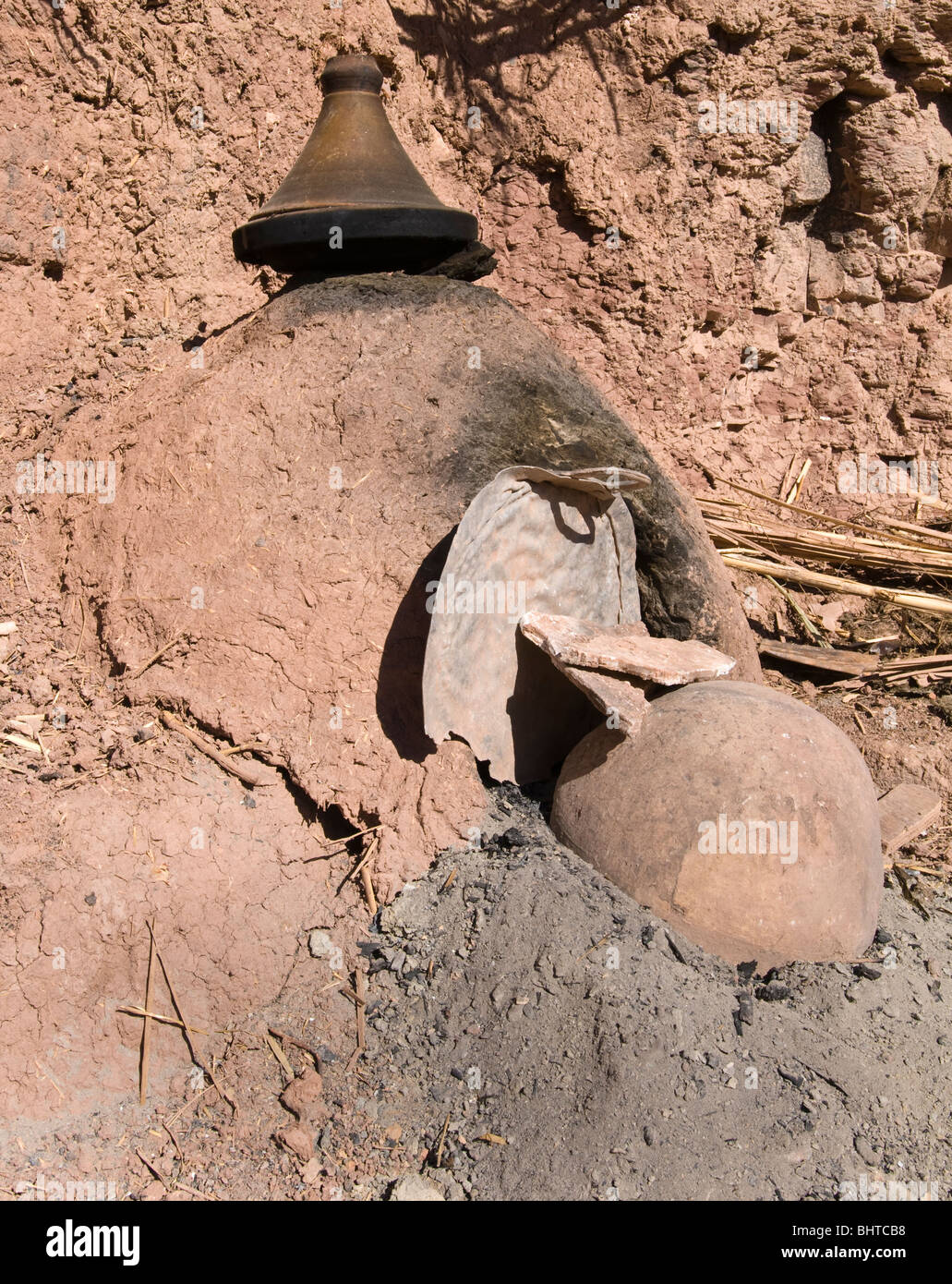 A tagine sitting on a clay oven at the Ait Benhaddou fortress in Morocco Stock Photo