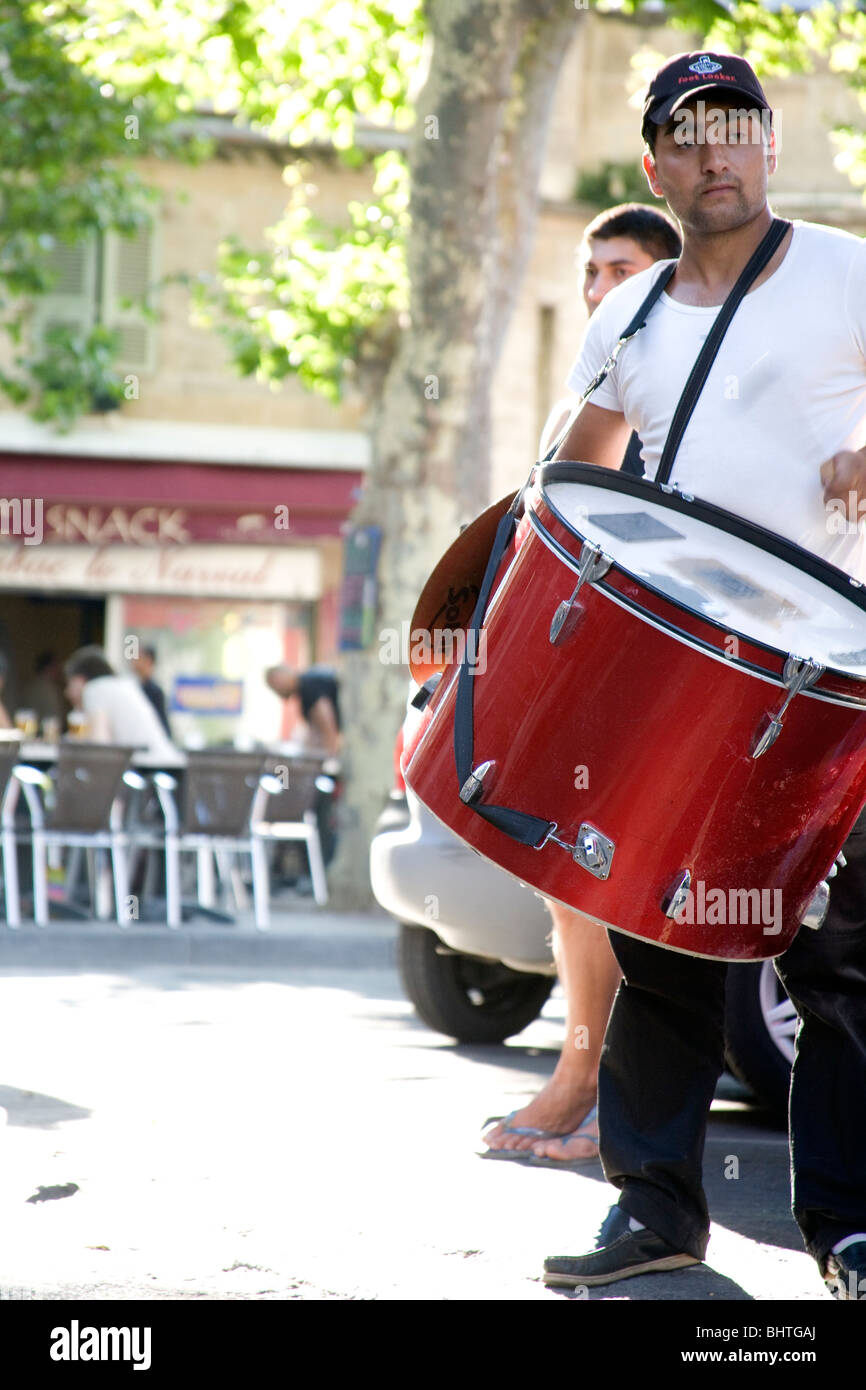 Street band in the town of Arles, South France during 2009 photo festival. Les Rencontres d'Arles Photographie Stock Photo