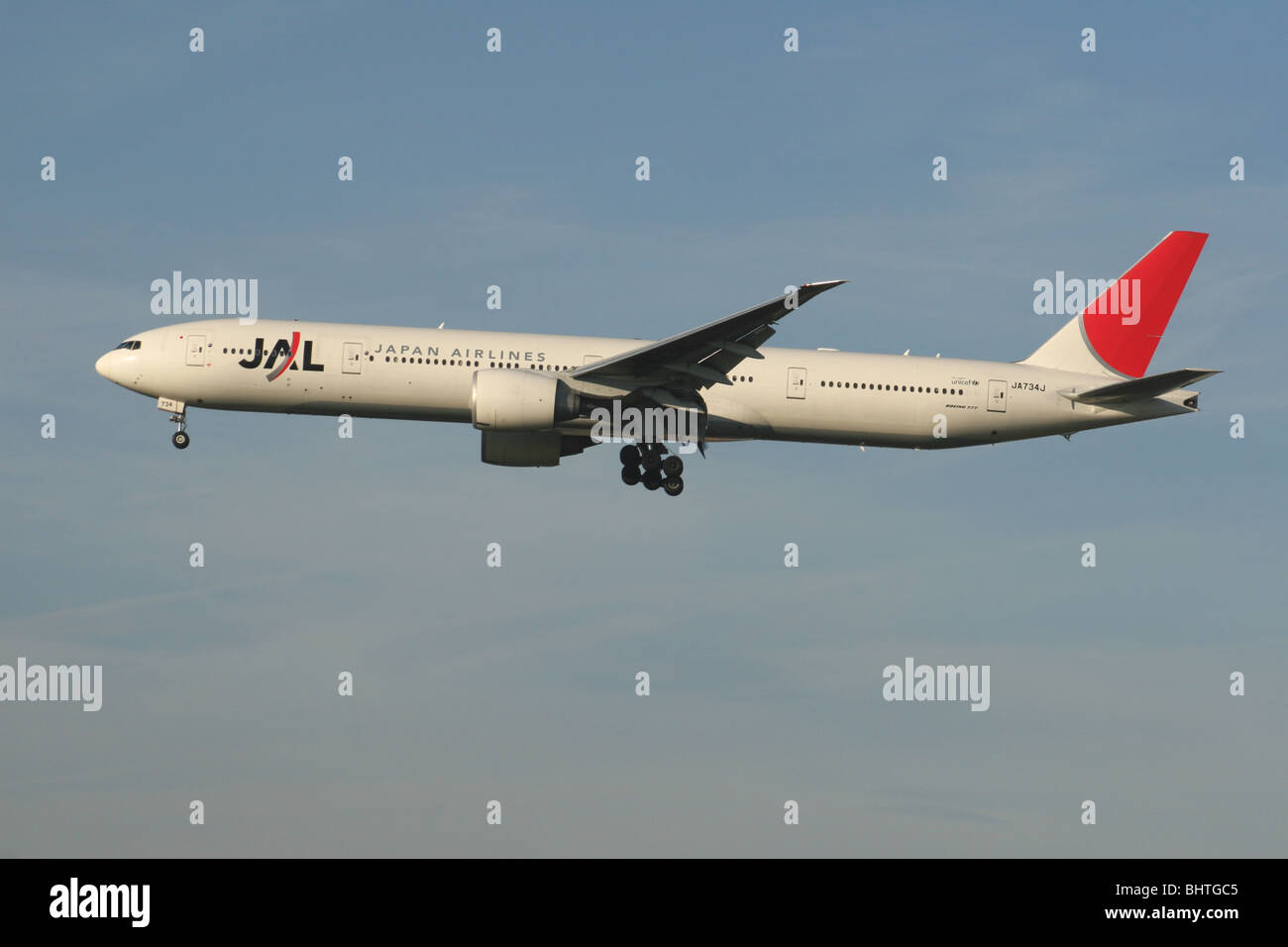 Japan airlines boeing 777 jal hi-res stock photography and