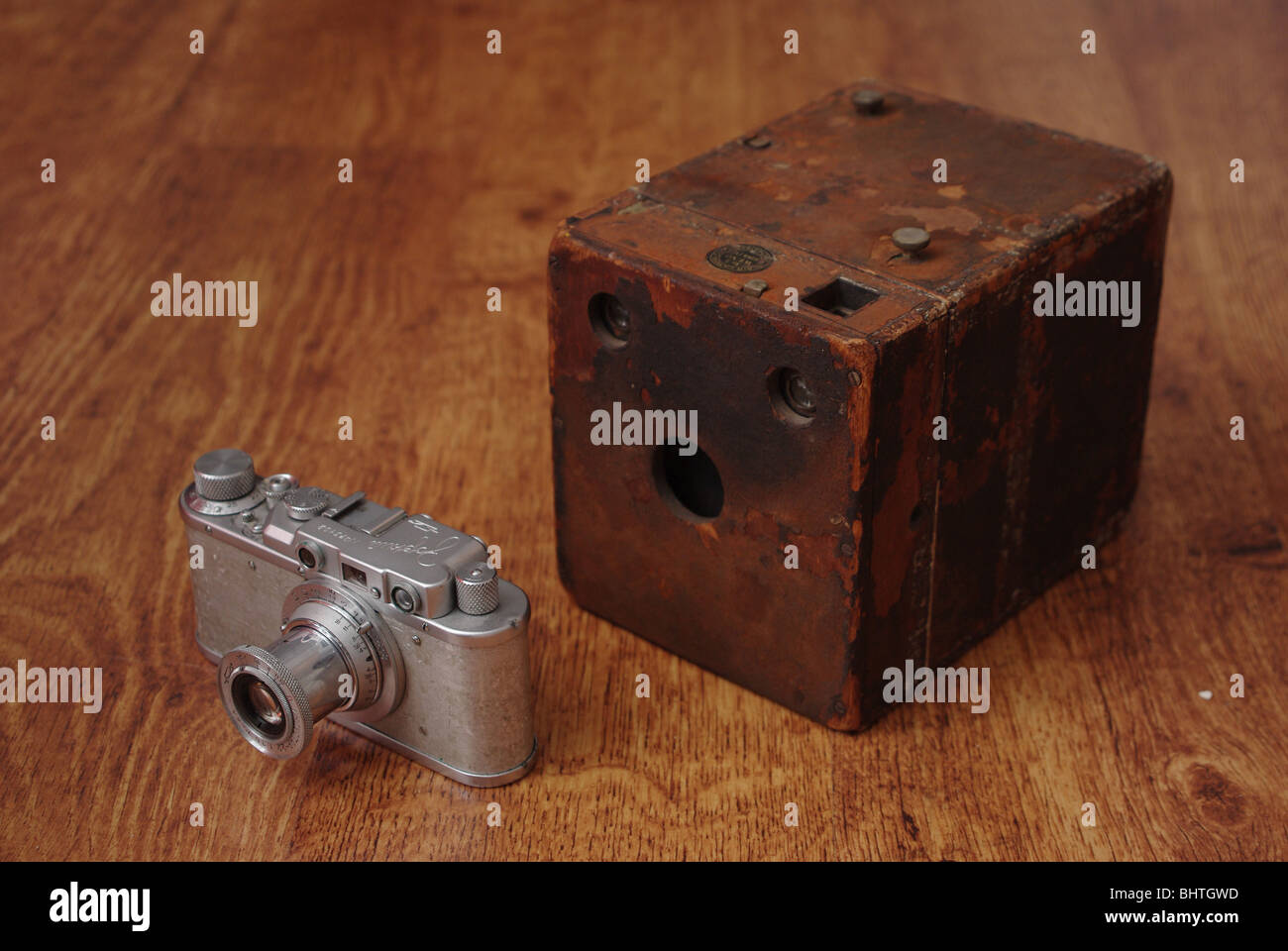Vintage Weno No.5 Hawk-Eye brownie-type camera and Russian-made Leica clone  'Zorki' rangefinder camera Stock Photo
