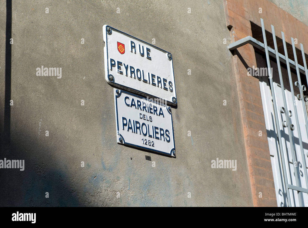 Bilingual street signs in the French and Occitane languages, in the 'Pink City' (La Ville Rose) of Toulouse,Haute Garonne Occitanie, France Stock Photo