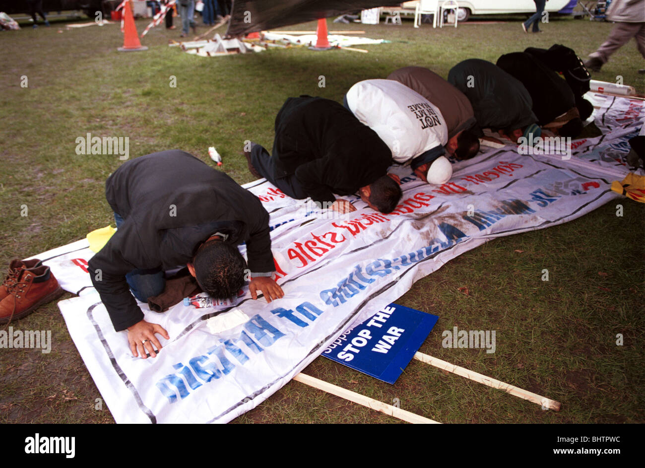 UK Muslims praying when more than million people demonstrate against the invasion of Iraq in February 2003 Stock Photo