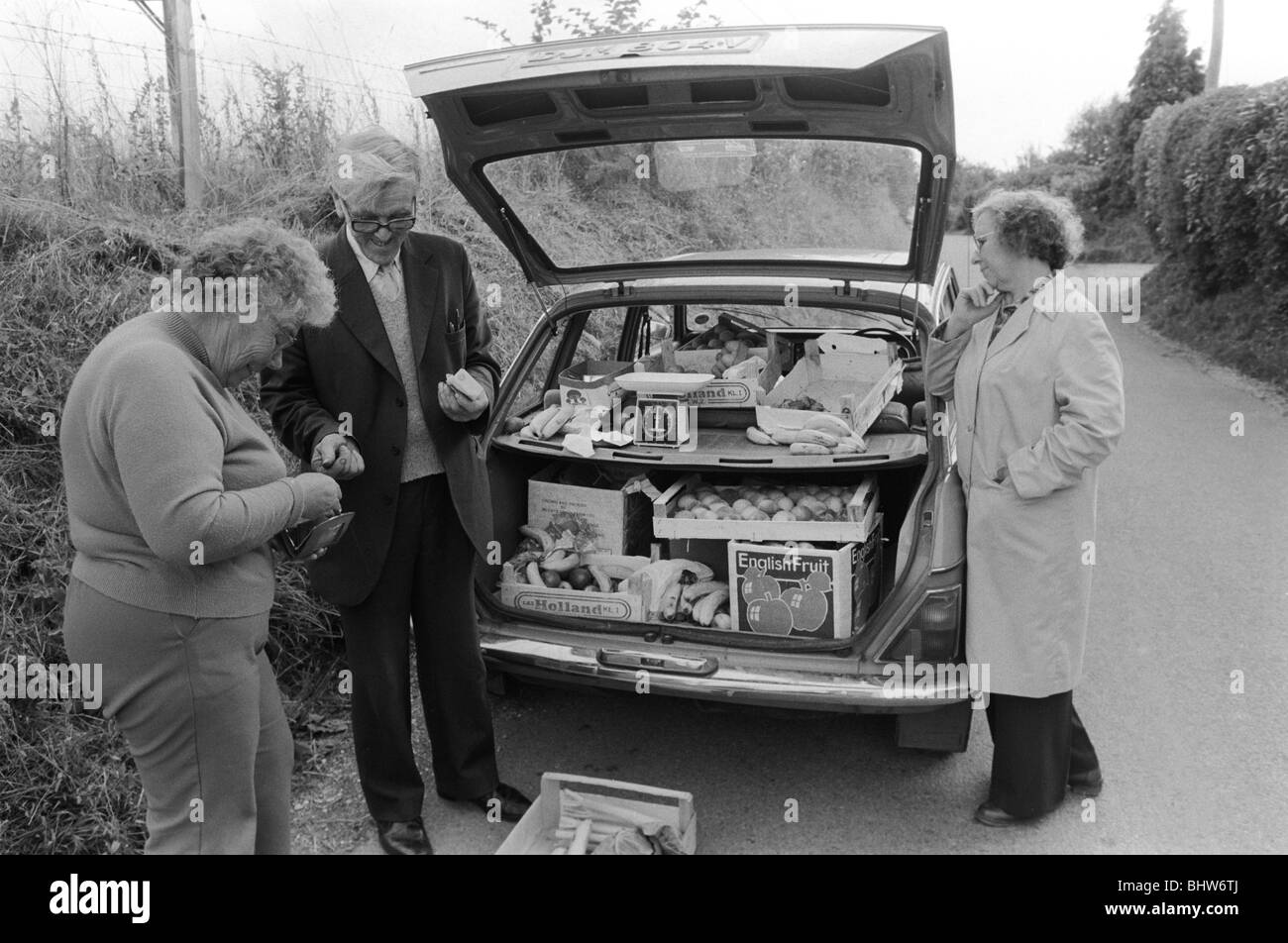 Mobile shop 1980s UK. The local Methodist lay preacher deliveries pre-ordered groceries once a week from the back of his car. The village shop had recently closed down.1980s Britain rural community grocery shopping Upper Basildon Berkshire England  1983  1980s  UK HOMER SYKES Stock Photo