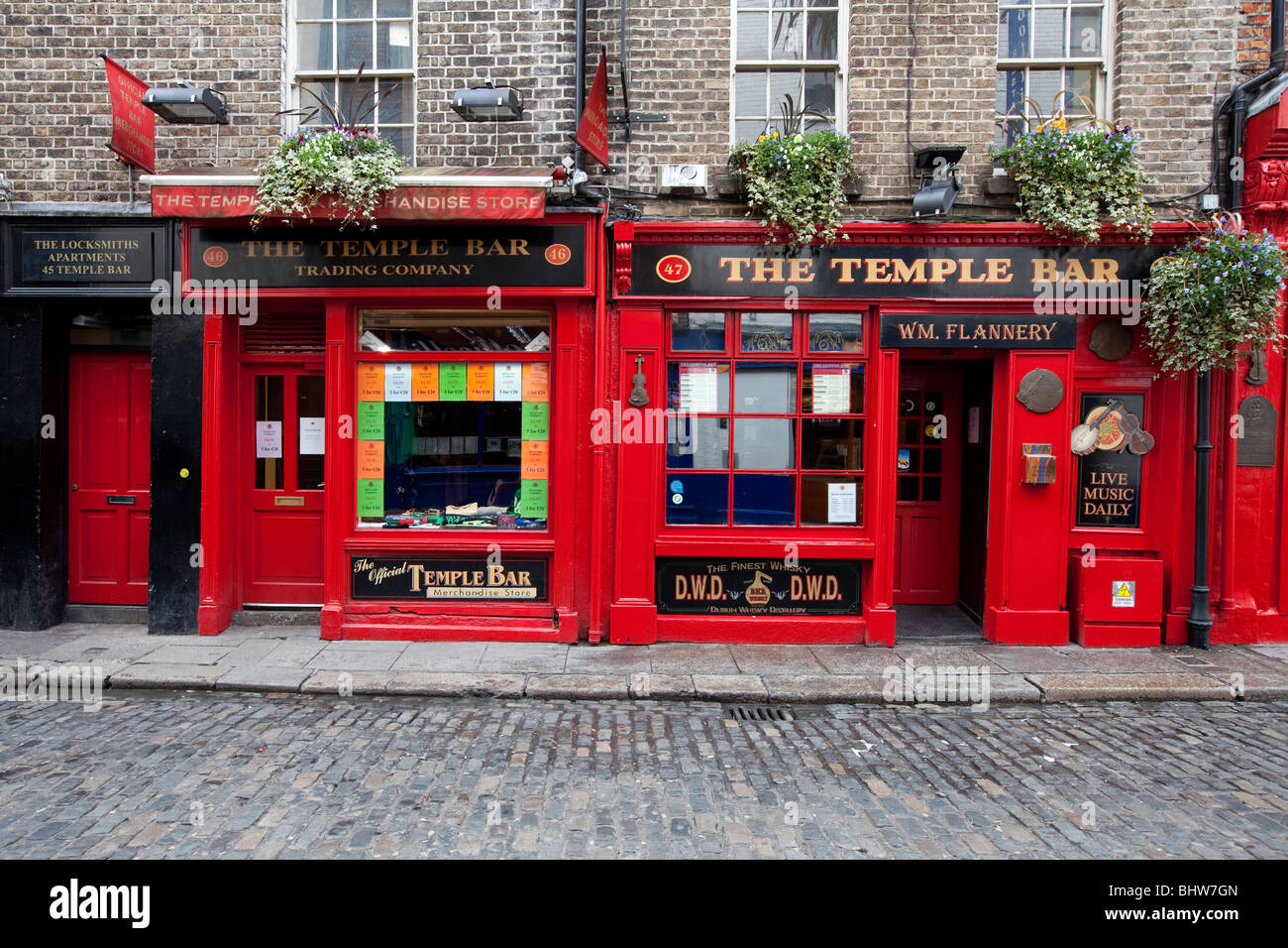 Pub and Shop in the Temple Bar, Dublin Stock Photo