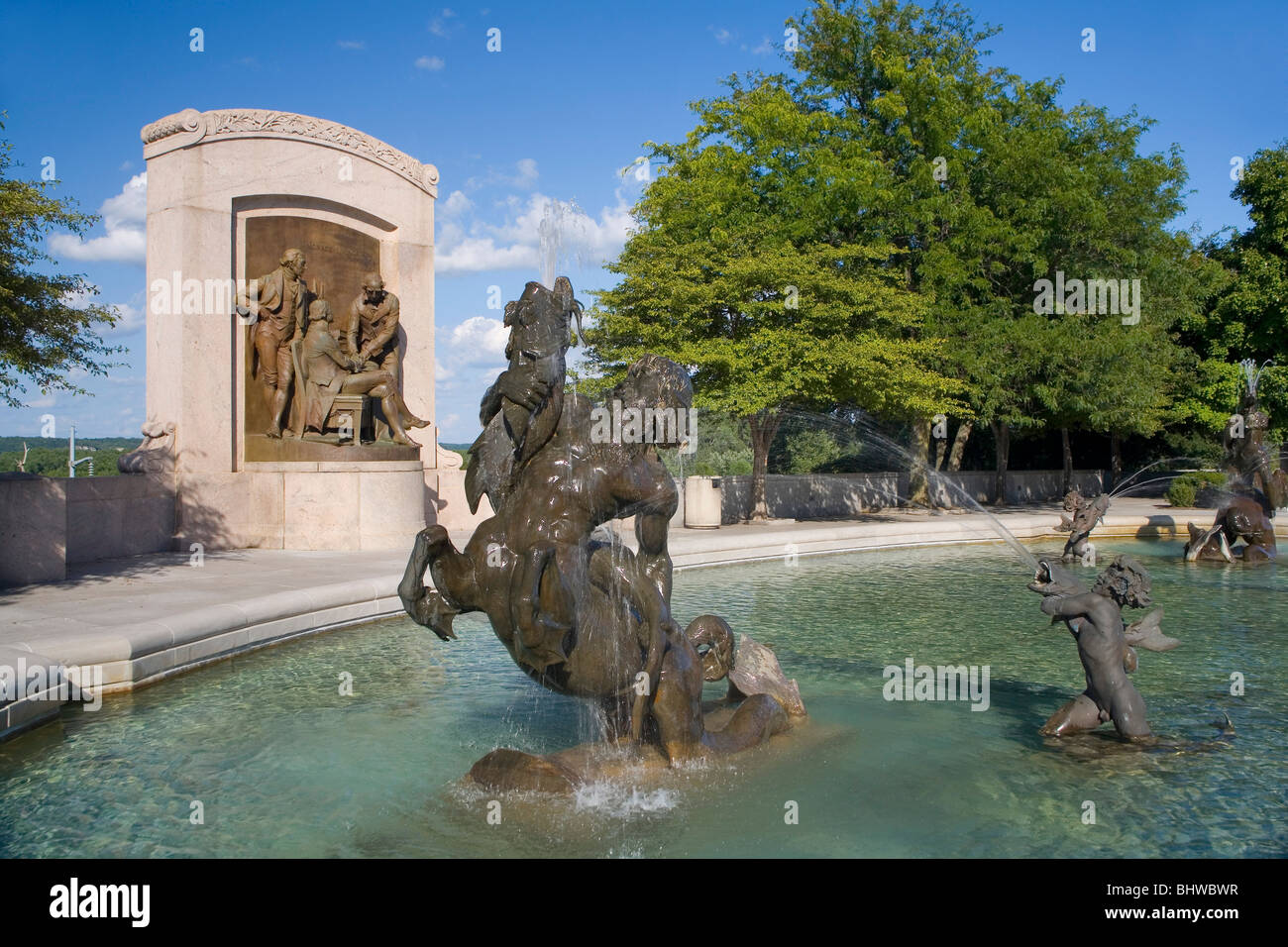 Missouri State Capitol water fountain and statues in Jefferson City