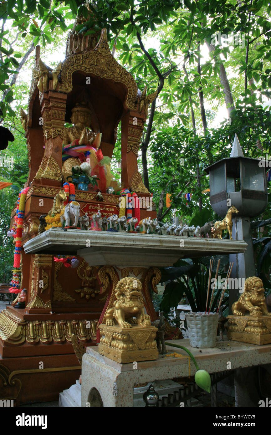 Gold Buddha statue shrine, Bangkok, Thailand Stock Photo Alamy