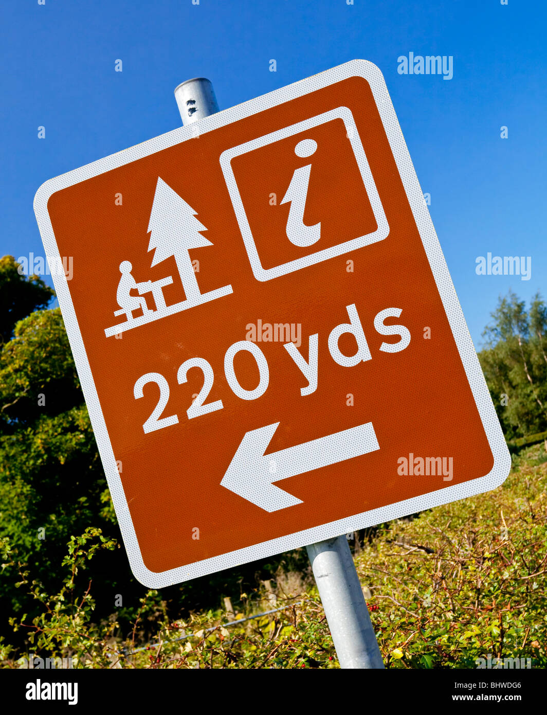 Brown road sign pointing to picnic area and tourist information point ...