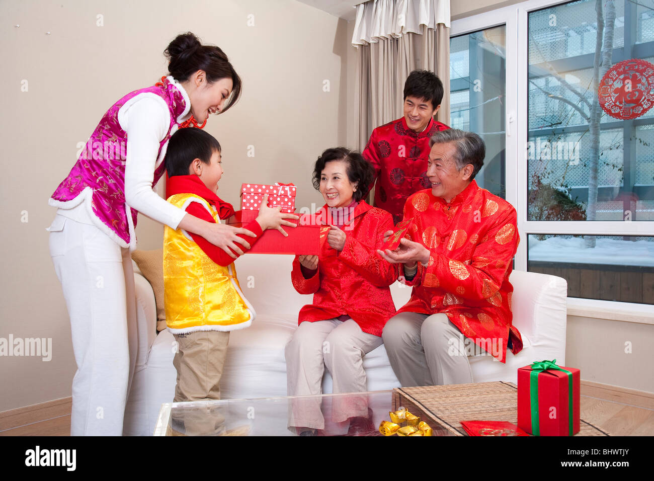 Family life with traditional Chinese style Stock Photo - Alamy