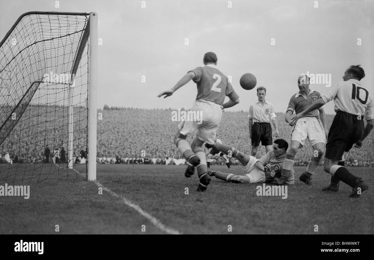Home Championship International and 1954 World Cup Qualifying match at Ninian Park, Cardiff. Wales 1 v England 4. Action Stock Photo