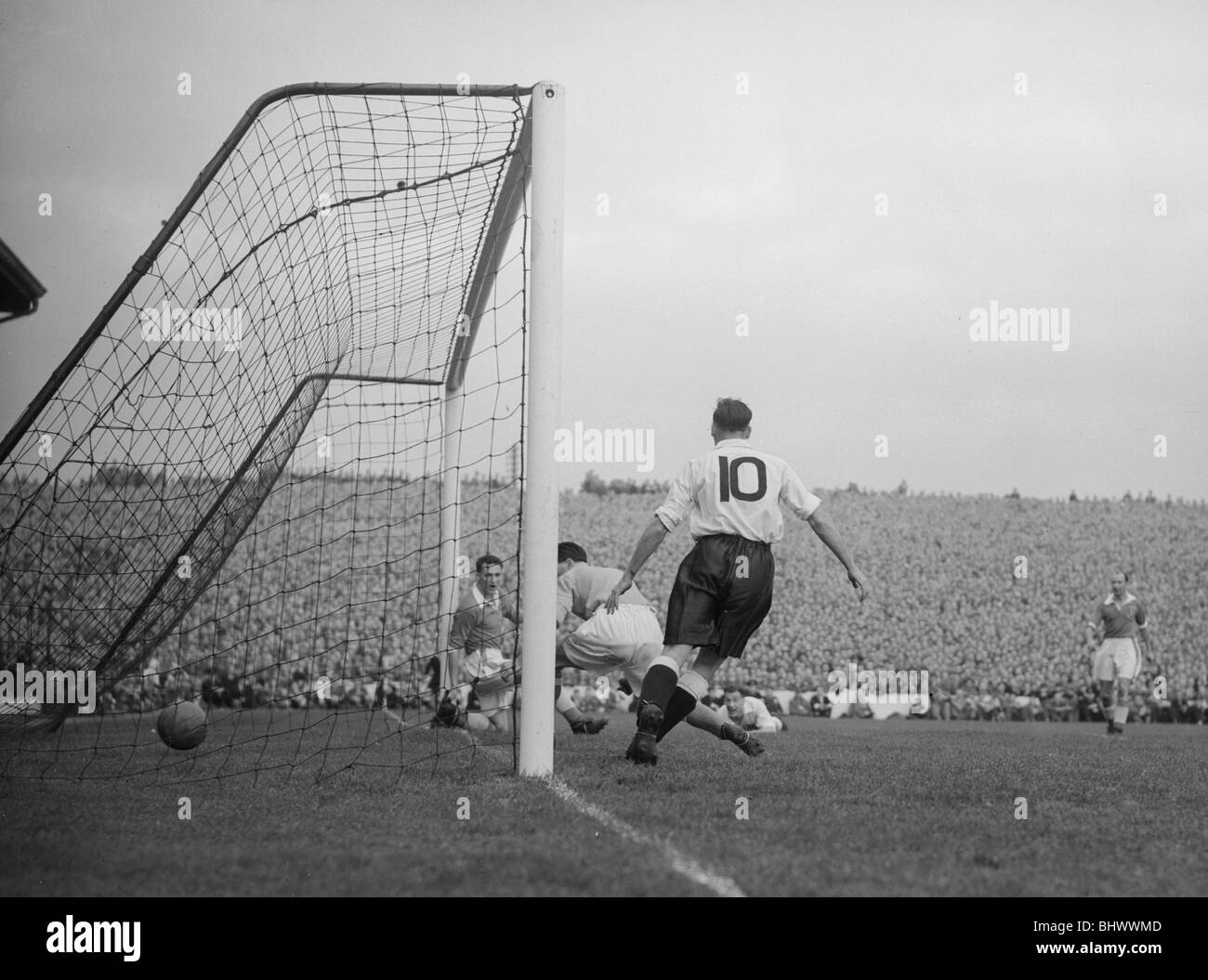 Home Championship International and 1954 World Cup Qualifying match at Ninian Park, Cardiff. Wales 1 v England 4. England's Stock Photo