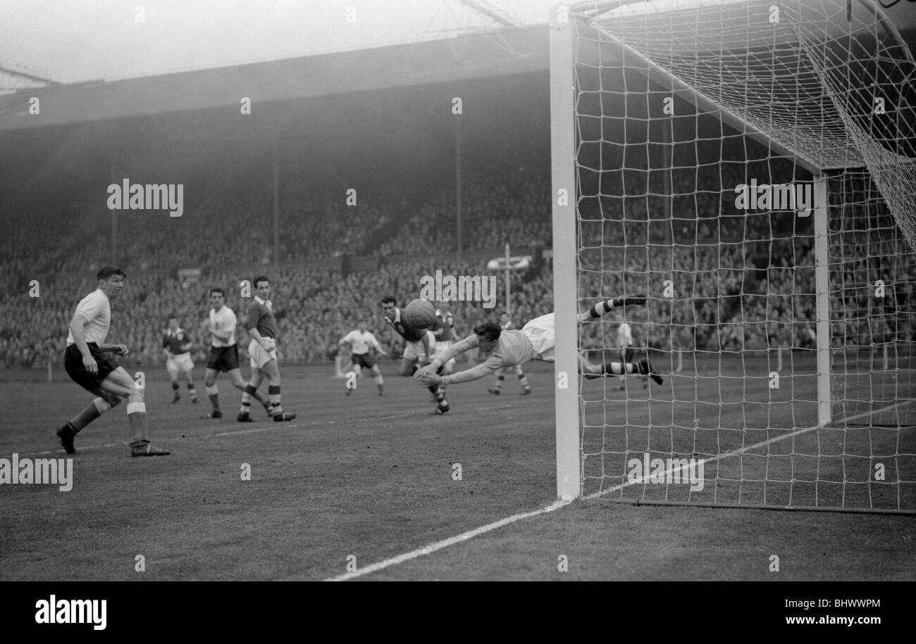 1958 World Cup Qualifying match at Wembley Stadium. England 5 v Republic of Ireland 1. Irish goalkeeper Alan Kelly dives across Stock Photo