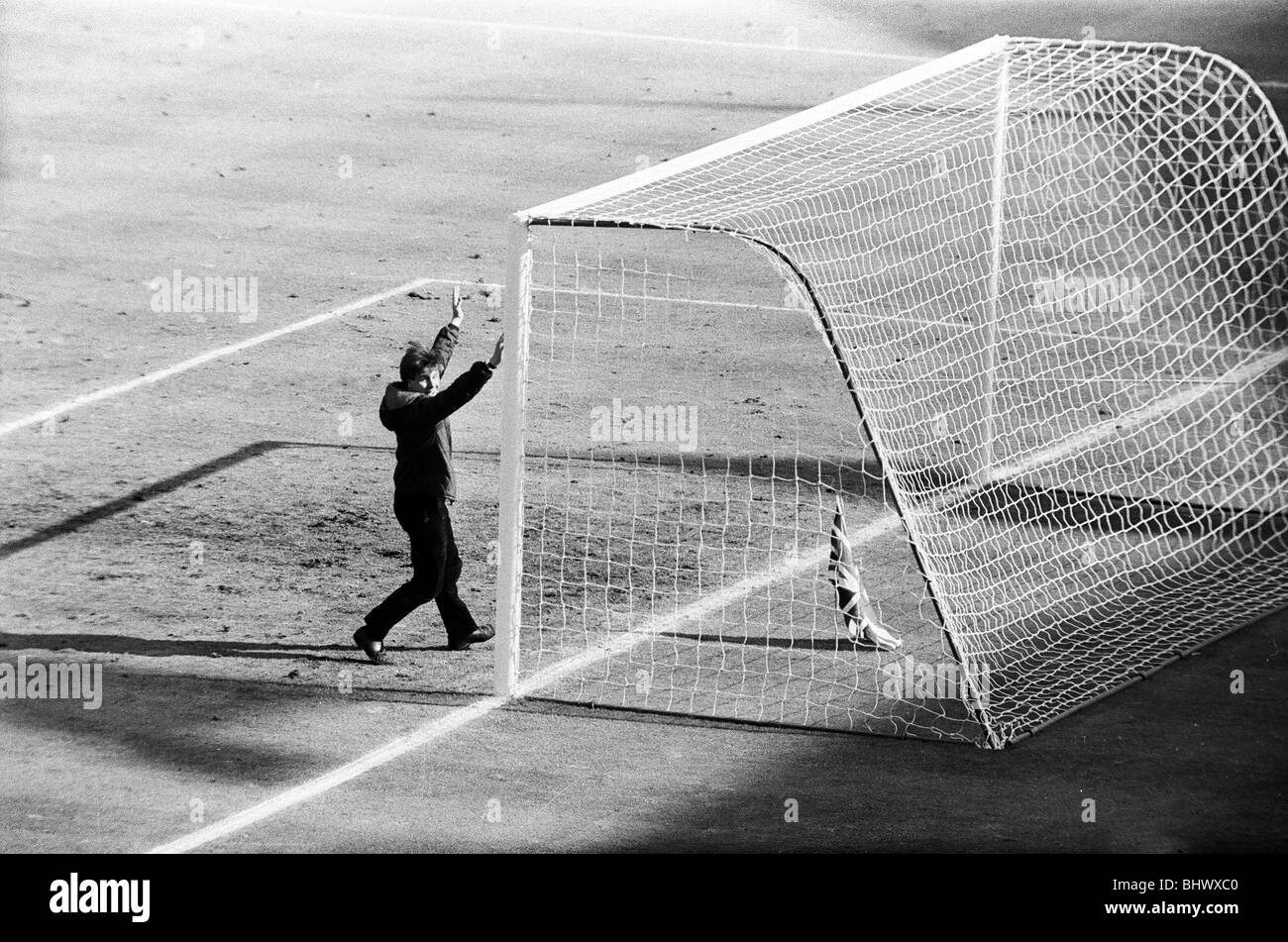 England v West Germany World Cup Final 1999, 30th July 1966. Amid the happy frenzy, a lone supporter paid homage at the goal Stock Photo