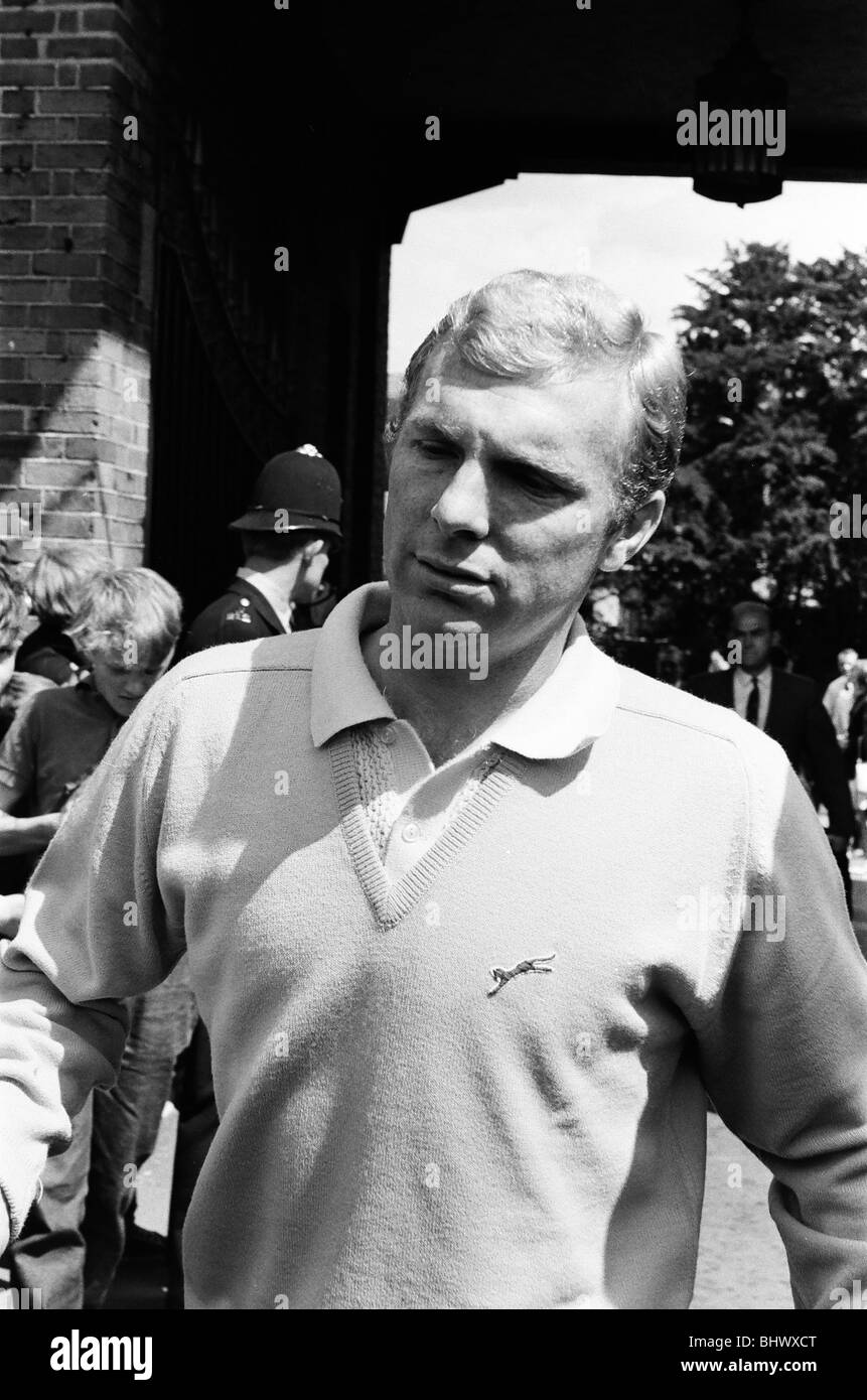 Bobby moore 1966 hi-res stock photography and images - Alamy