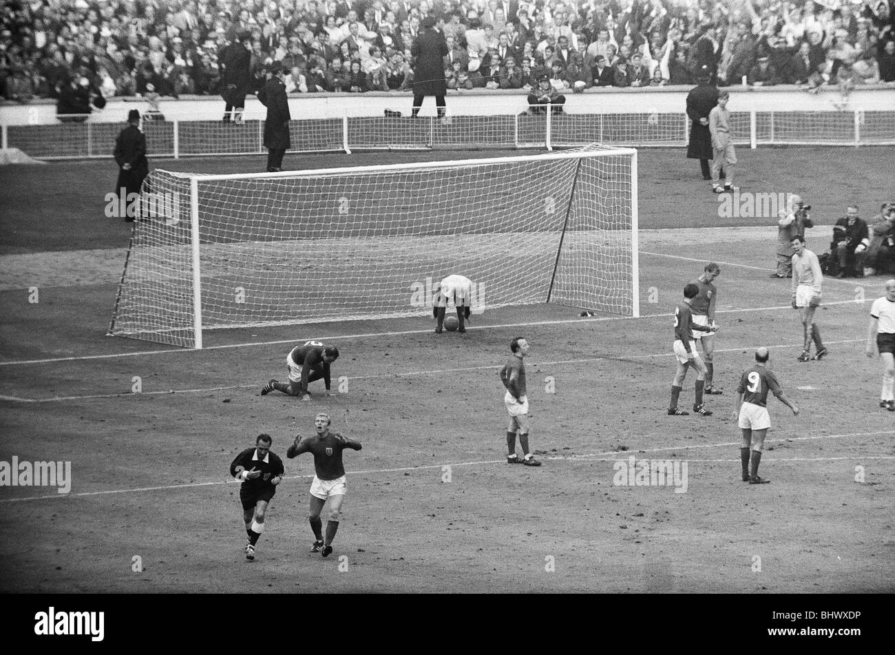 England v West Germany World Cup Final 1999, 30th July 1966. Bobby Moore appealed for handball to referee Gottfried Dienst but Stock Photo