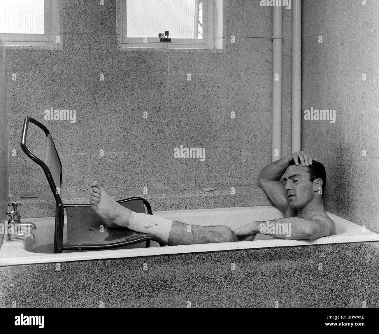 jimmy-greave-football-player-july-1966-world-cup-1966-jimmy-relaxes-BHWXKB.jpg