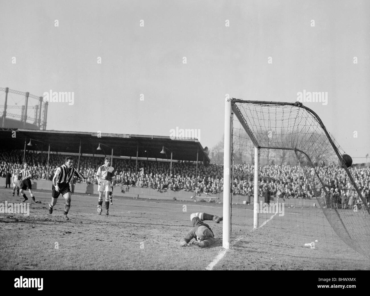 FA Cup Quarter Final Replay match at Eastville Stadium. Bristol Rovers 1 v Newcastle United 3. Newcastle's George Robledo in Stock Photo