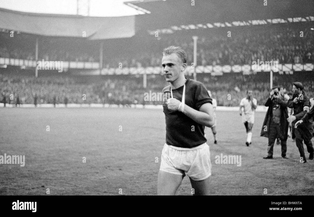 World Cup Brazil versus Hungary at Goodison Park 15th July 1966 Fresco and Owens Kalman Maszoly (Hungary) with his arm in a sling leaves the pitch after the game. July 1966 1960s ©Mirrorpix Stock Photo