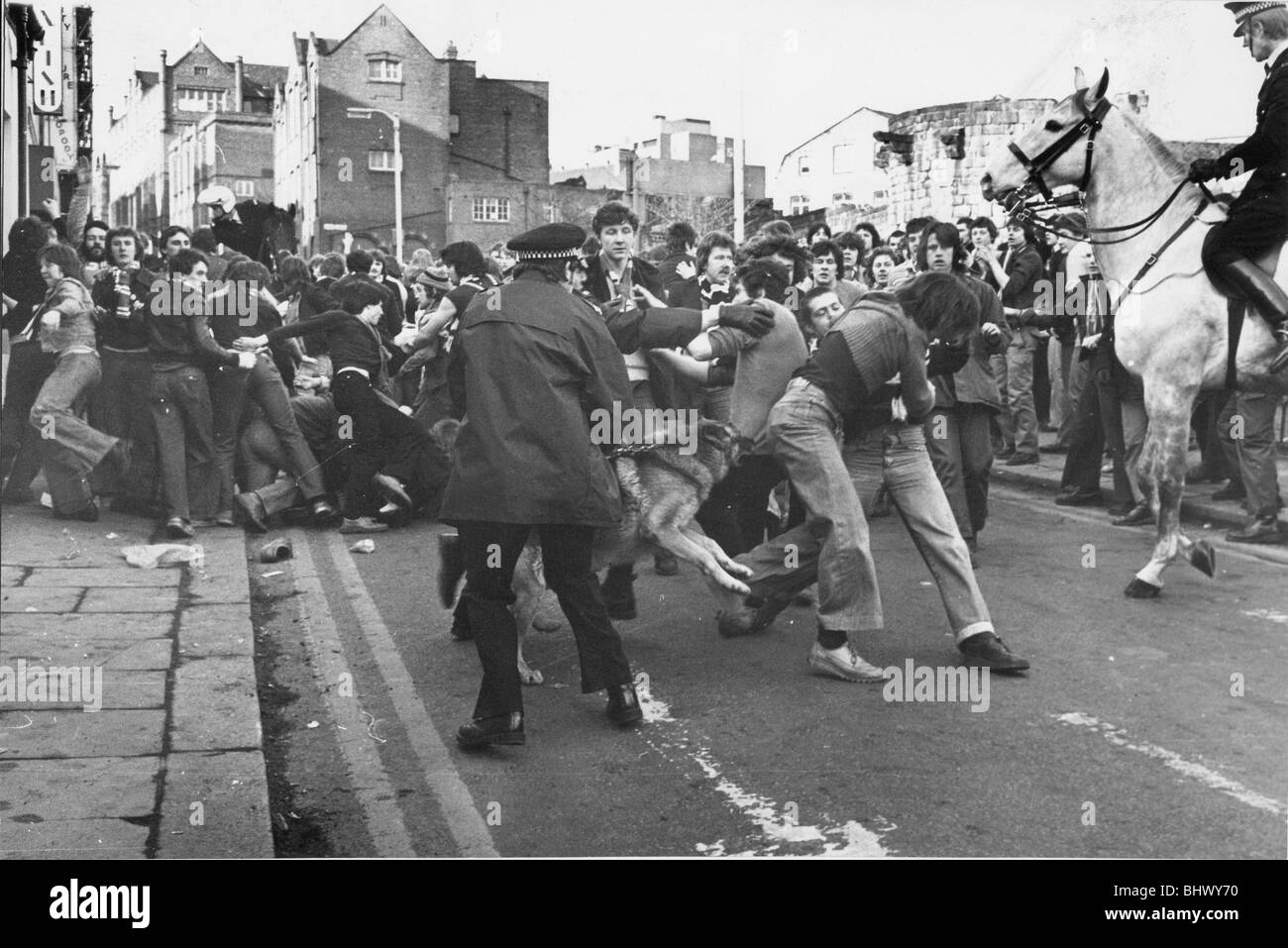 Newcastle United v Sunderland 24 February 1979 - Fans and police clash on Neville Street in Newcastle Trouble on the streets of Stock Photo