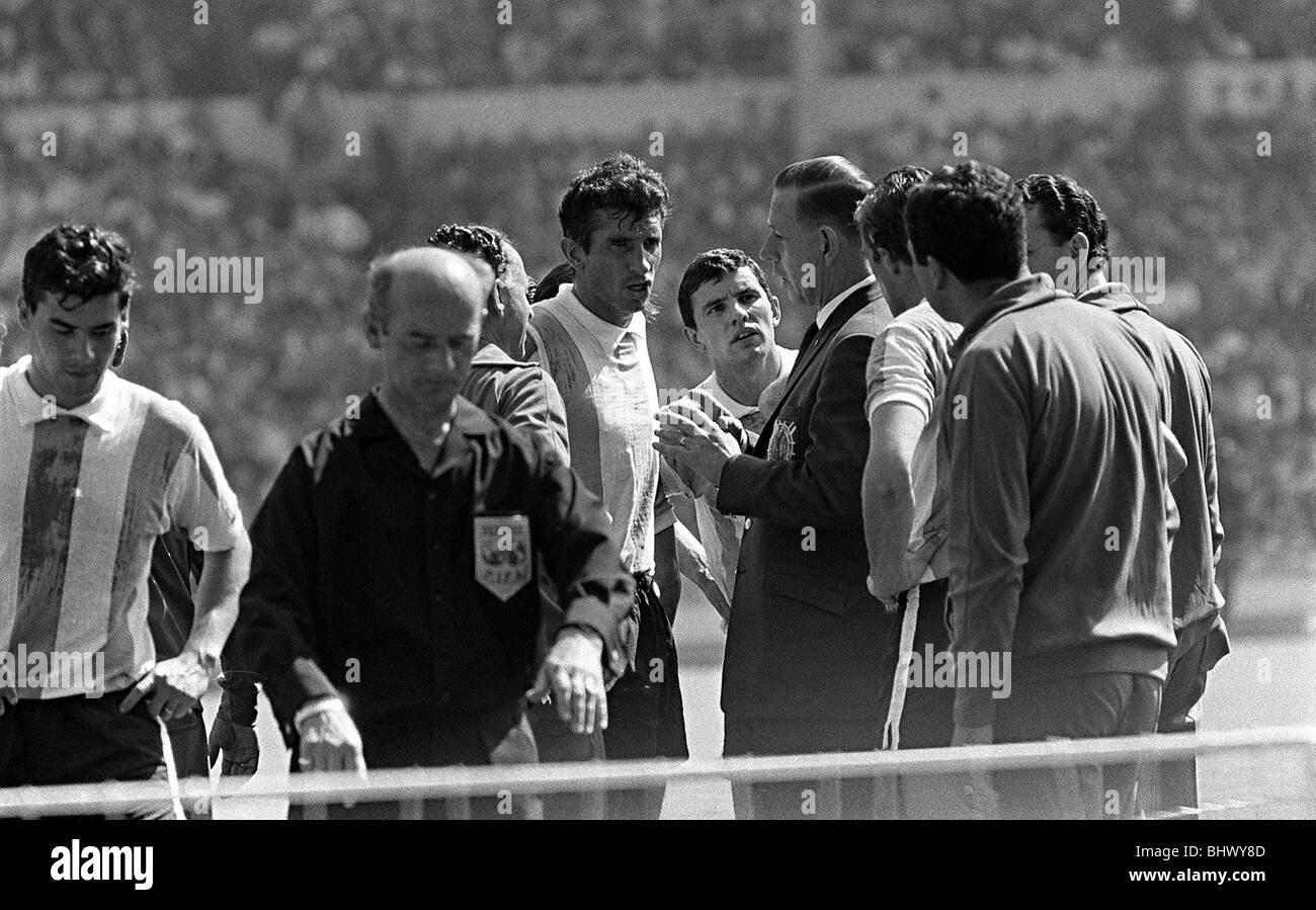 Rattin of Argentina argues with officials over send off by ref Rudolph Kreitlin. World Cup 1966 quarter finals against England Stock Photo
