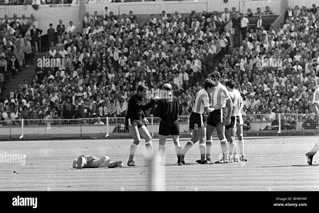 Argentina protest Rattin being sent off to referee Rudolph Kreitlin. World cup qurter final between England v Argentina 1966 Stock Photo