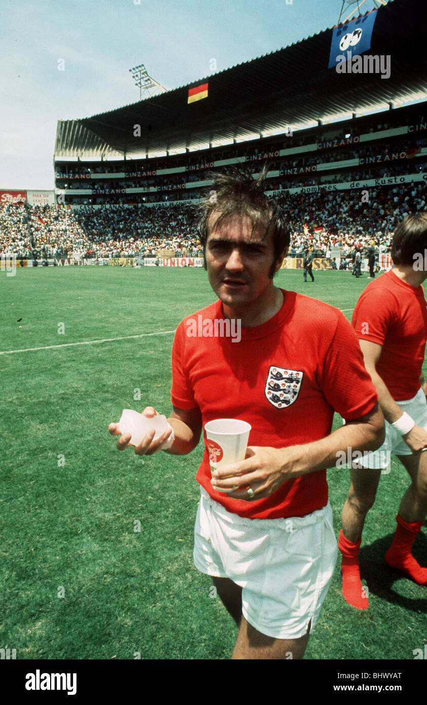 World Cup Quarter Final 1970 England 2 West Germany 3 after extra time Estadio Nou Camp, Le—n Terry Cooper England holding a cup and a piece of ice. Mexico Stock Photo