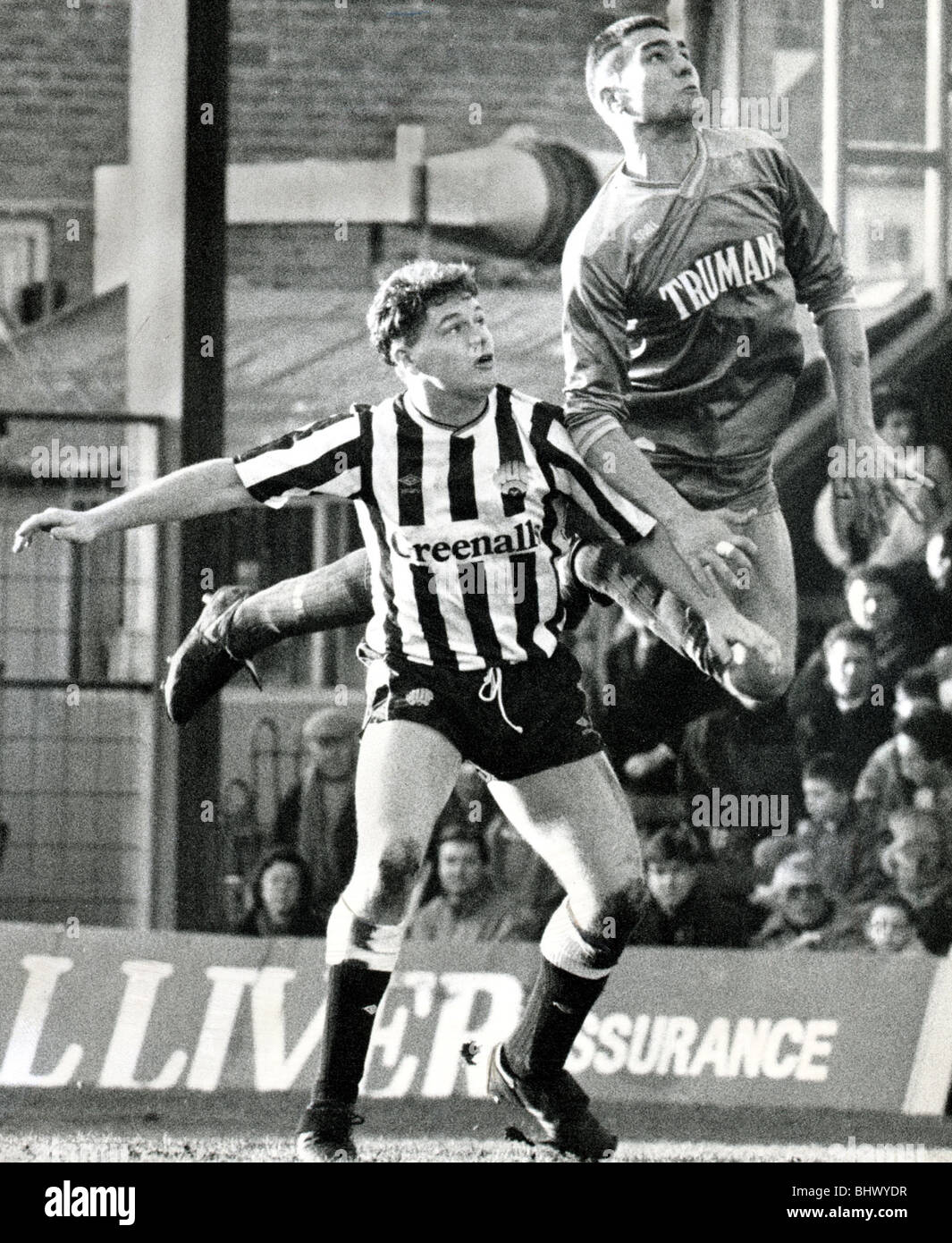 Paul Gascoigne is out-jumped by Vinnie Jones Gazza Wimbledon v Newcastle United 1987 Stock Photo