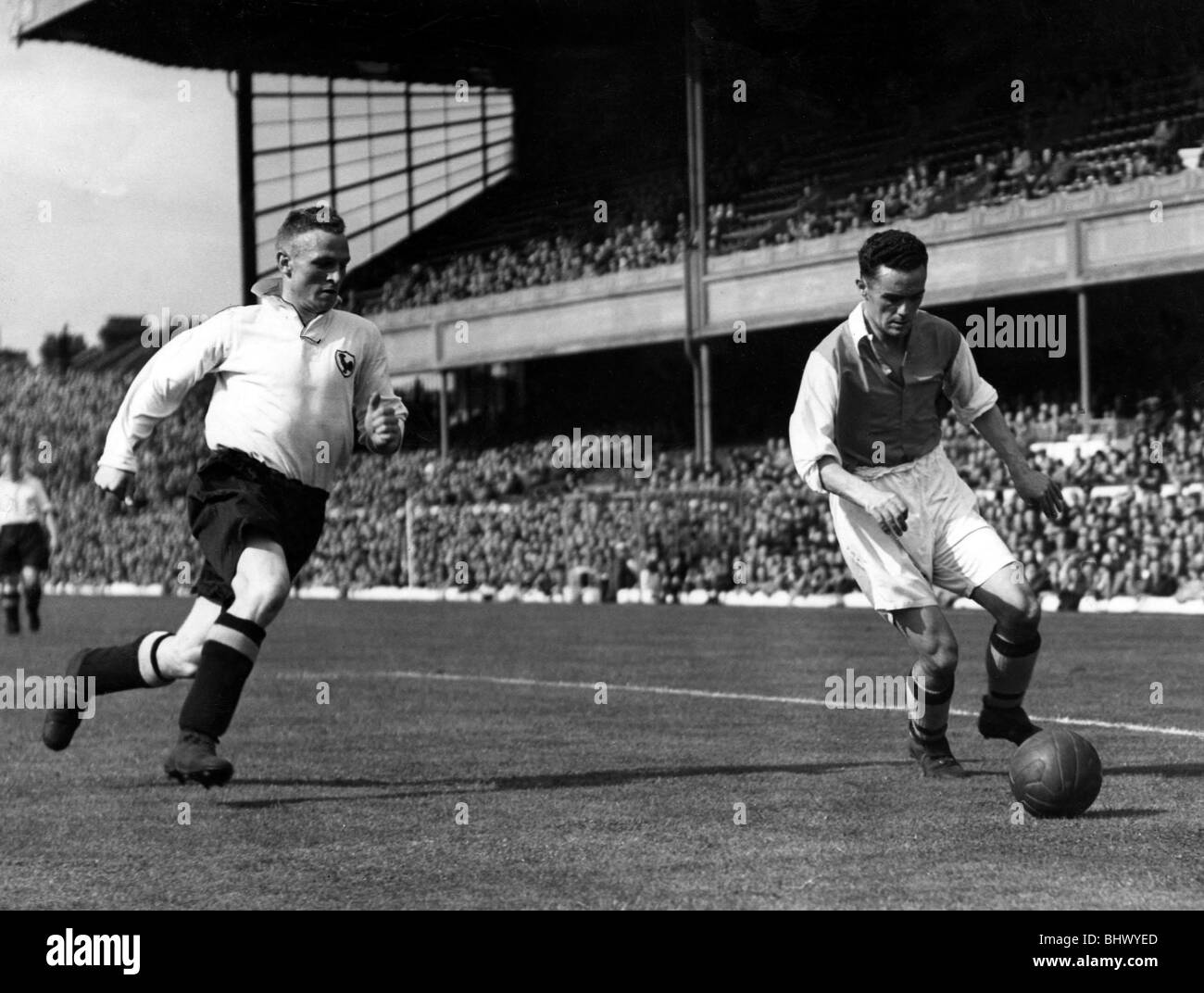 Sport - Football - Arsenal - Arsenal's Welsh international Bryn Jones wins his duel with Bert Sproston of Spurs durning the game at Highbury - 21st Aug 1938 Stock Photo