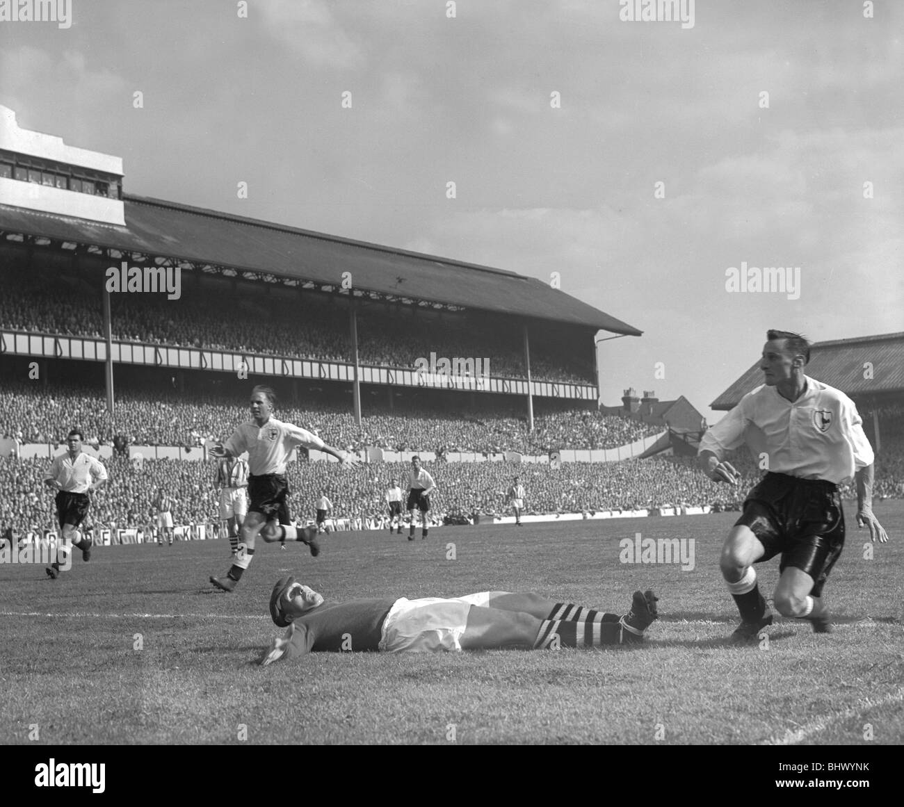 Tottenham Hotspur v West Bromwich Albion 23rd August 1952. Leslie Dicker (Spurs) gets the ball pass Norman Heath (WBA) goalkeeper during an attempt on goal. The final score was a four three victory to West Bromwich Albion *** Local Caption *** Watscan - - 17/03/2009 Stock Photo