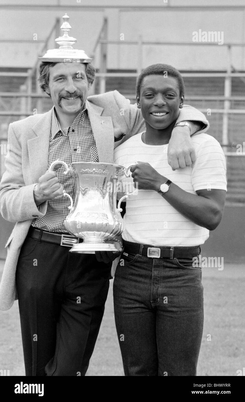 Mirror photographer Monte Fresco and Garth Crooks the day after winning the FA Cup. 15th May 1981. FA Cup Final replay 1981. Stock Photo