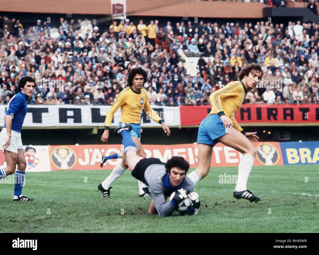 Italy v Brazil World Cup 1978 football Zoff saves from Roberto no20 and Oscar no3 Stock Photo