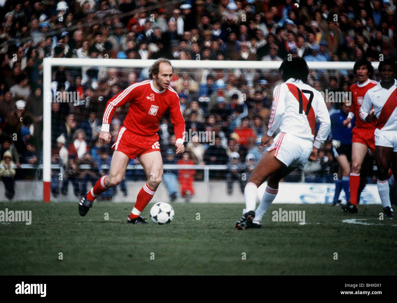 peru-v-poland-world-cup-1978-football-g-lato-with-ball-a-quesada-no17-BHX0X1.jpg