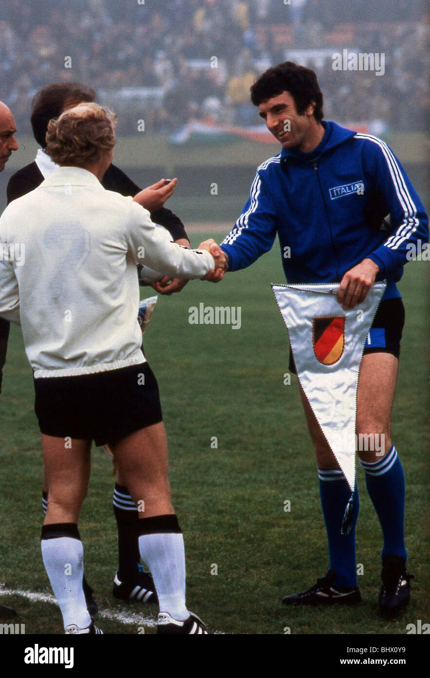 World Cup 1978 West Germany versus Italy BERTI Vogts shakes hands with Dino Zoff Stock Photo