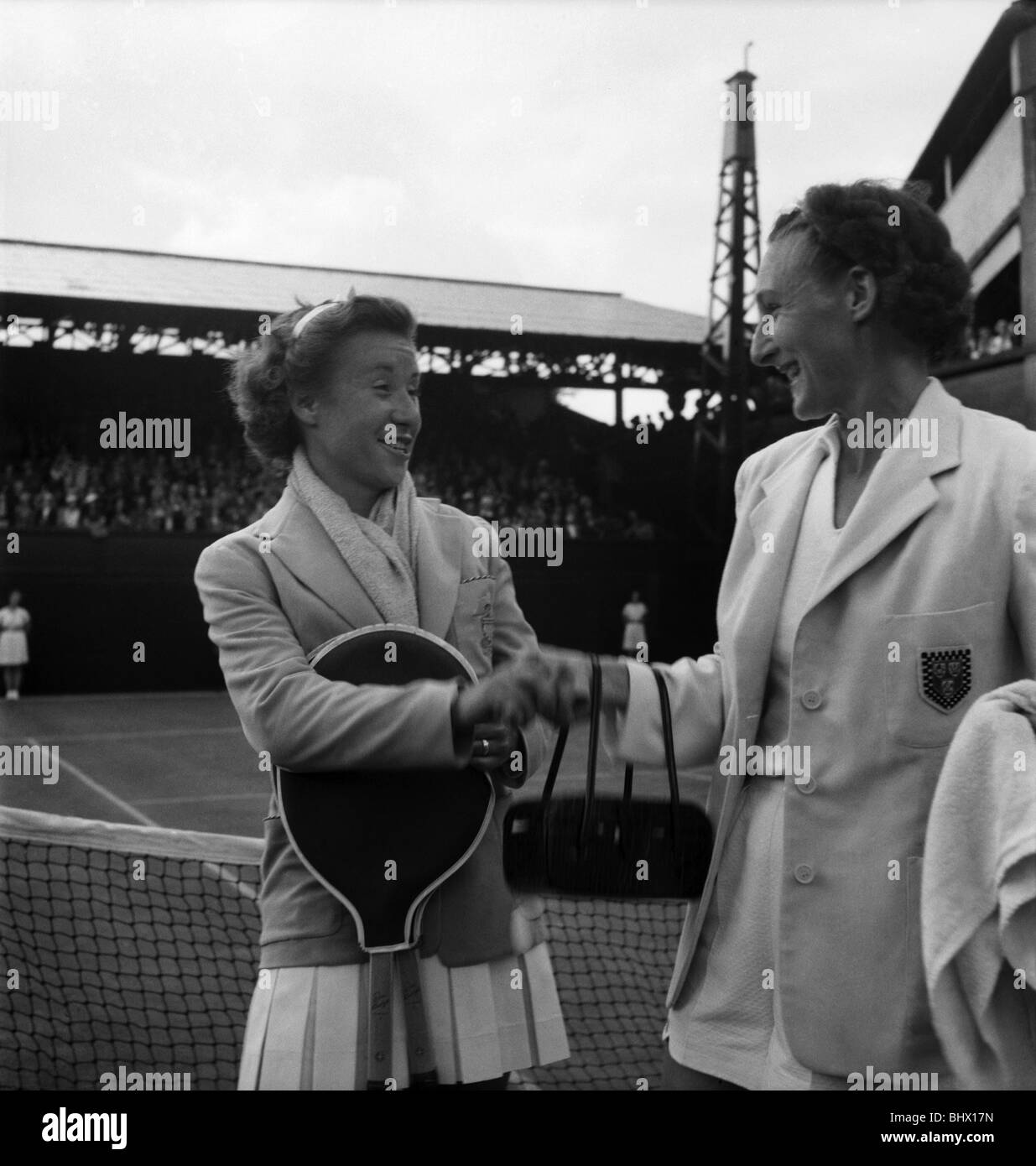Wimbledon - Wightman Cup Misses Maureen Connolly and J.j. Walker Smith . June 1952 C2998 Stock Photo