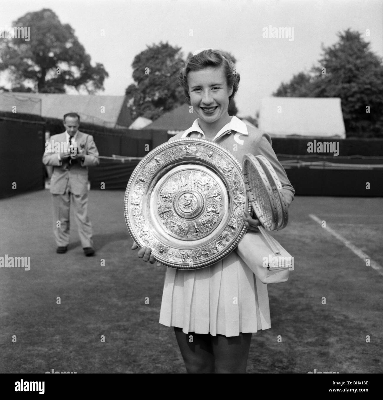 Sport Tennis Wimbledon 1953. Maureen Connolly (Little Mo.) on Centre Court after winning the womens single's final. July 1953 Stock Photo