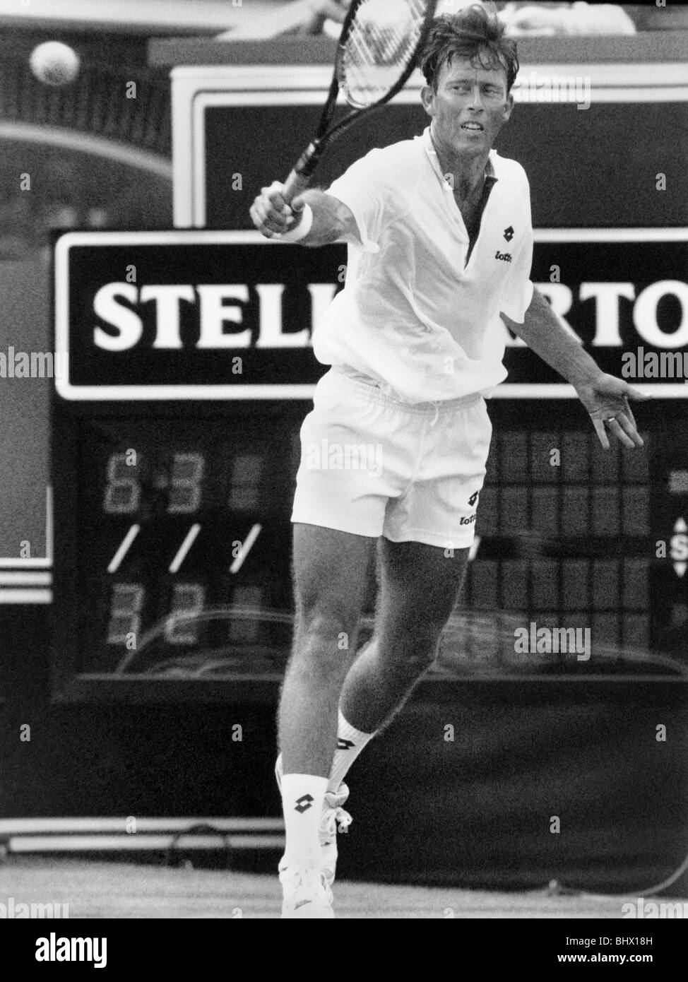 Jeremy Bates in action at the Stella Artois tournament before Wimbledon.  June 1993  P017150 Stock Photo